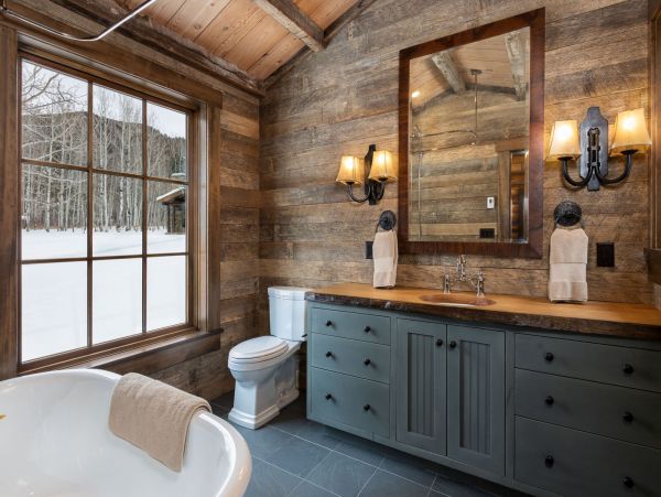 7 Bedroom, Main plus Seperate Cabins on Acres of Land