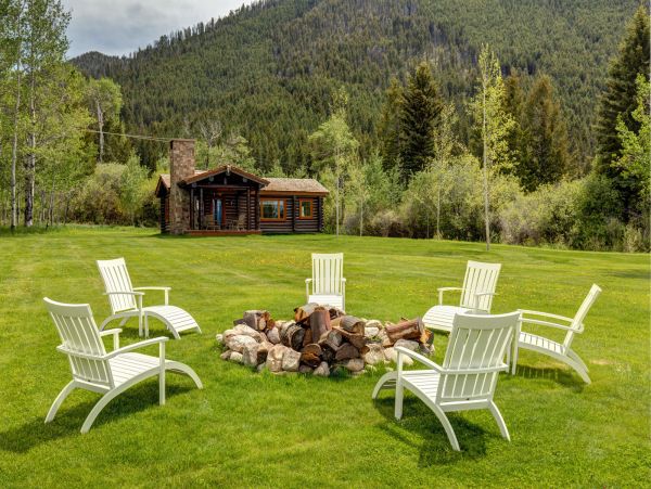 7 Bedroom, Main plus Seperate Cabins on Acres of Land