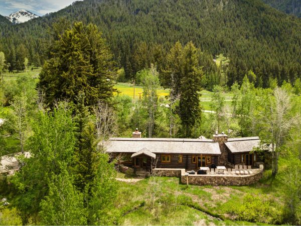 7 Bedroom, Main plus Seperate Cabins on Acres of Land