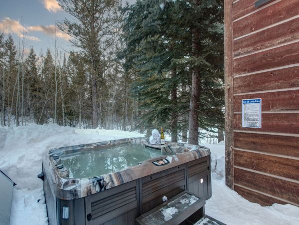 Three Bedroom Private Hot tub and Grill Ski-in Ski-out Marble