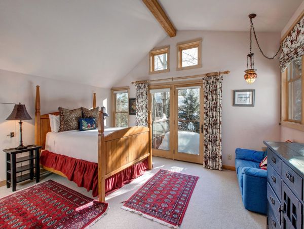 Three Bedroom Private Hot tub and Grill Ski-in Ski-out Marble