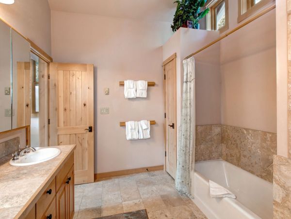 Three Bedroom Private Hot tub and Grill Ski-in Ski-out Marble