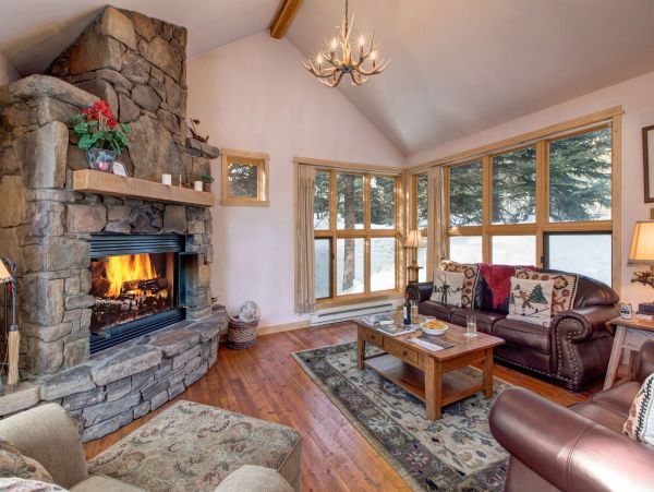 Three Bedroom Private Hot tub and Grill Ski-in Ski-out Marble