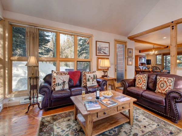 Three Bedroom Private Hot tub and Grill Ski-in Ski-out Marble