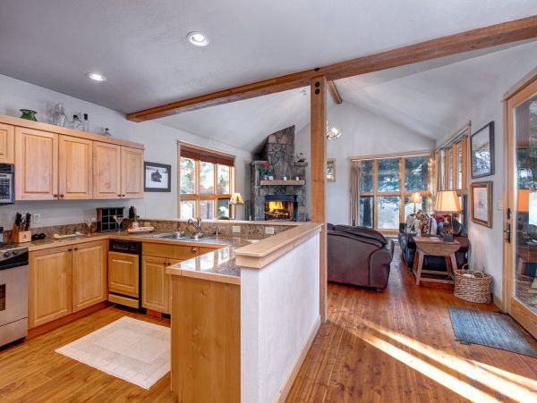 Three Bedroom Private Hot tub and Grill Ski-in Ski-out Marble