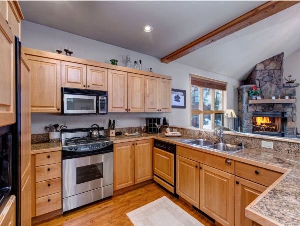 Three Bedroom Private Hot tub and Grill Ski-in Ski-out Marble