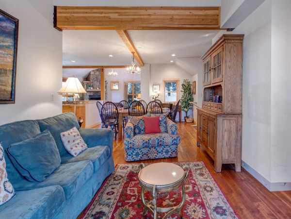 Three Bedroom Private Hot tub and Grill Ski-in Ski-out Marble