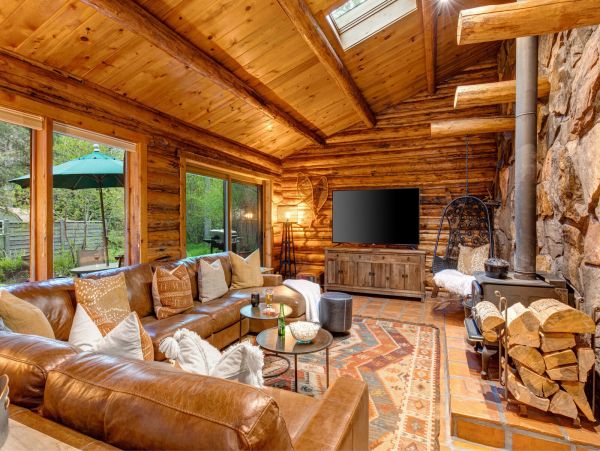 Beautiful Handcrafted Four Bedroom Cabin in Jackson Hole with Great Location