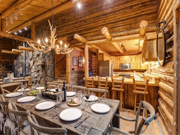 Beautiful Handcrafted Four Bedroom Cabin in Jackson Hole with Great Location