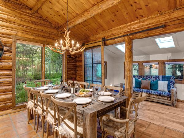 Beautiful Handcrafted Four Bedroom Cabin in Jackson Hole with Great Location