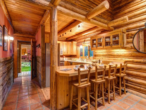 Beautiful Handcrafted Four Bedroom Cabin in Jackson Hole with Great Location