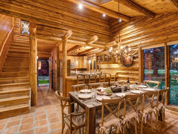 Beautiful Handcrafted Four Bedroom Cabin in Jackson Hole with Great Location