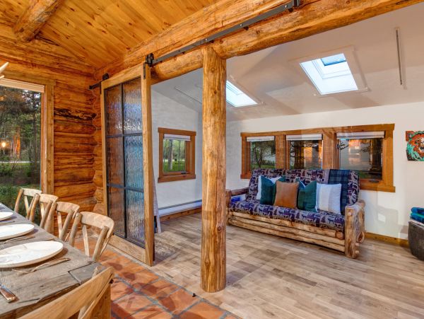 Beautiful Handcrafted Four Bedroom Cabin in Jackson Hole with Great Location