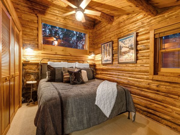 Beautiful Handcrafted Four Bedroom Cabin in Jackson Hole with Great Location