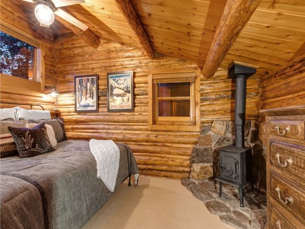 Beautiful Handcrafted Four Bedroom Cabin in Jackson Hole with Great Location