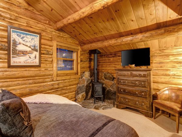 Beautiful Handcrafted Four Bedroom Cabin in Jackson Hole with Great Location
