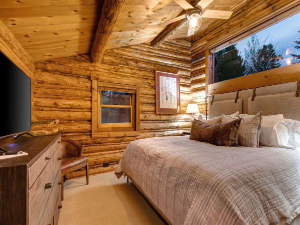 Beautiful Handcrafted Four Bedroom Cabin in Jackson Hole with Great Location