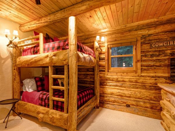 Beautiful Handcrafted Four Bedroom Cabin in Jackson Hole with Great Location