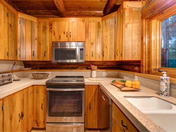 Beautiful Handcrafted Four Bedroom Cabin in Jackson Hole with Great Location