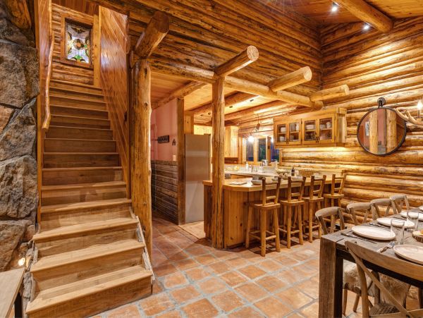 Beautiful Handcrafted Four Bedroom Cabin in Jackson Hole with Great Location