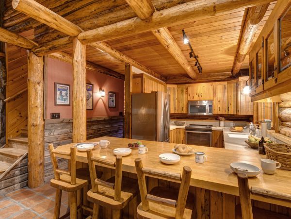 Beautiful Handcrafted Four Bedroom Cabin in Jackson Hole with Great Location