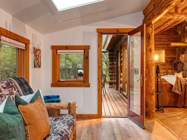 Beautiful Handcrafted Four Bedroom Cabin in Jackson Hole with Great Location