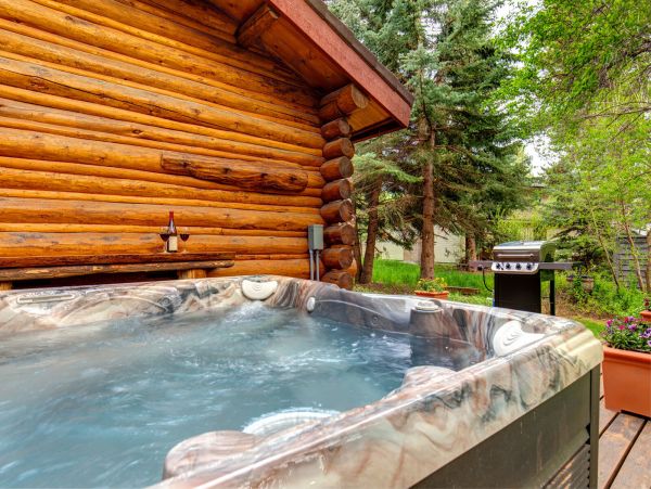 Beautiful Handcrafted Four Bedroom Cabin in Jackson Hole with Great Location
