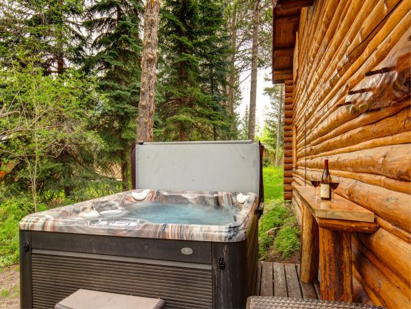 Beautiful Handcrafted Four Bedroom Cabin in Jackson Hole with Great Location