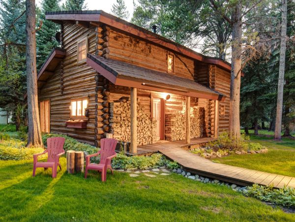 Beautiful Handcrafted Four Bedroom Cabin in Jackson Hole with Great Location