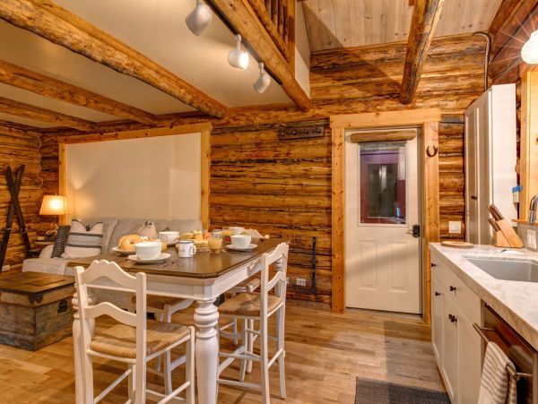 Beautiful Handcrafted Four Bedroom Cabin in Jackson Hole with Great Location