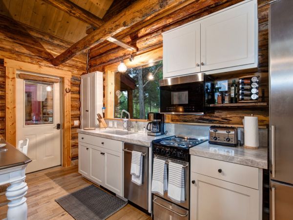 Beautiful Handcrafted Four Bedroom Cabin in Jackson Hole with Great Location