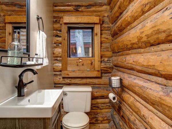 Beautiful Handcrafted Four Bedroom Cabin in Jackson Hole with Great Location