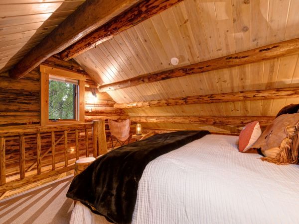 Beautiful Handcrafted Four Bedroom Cabin in Jackson Hole with Great Location