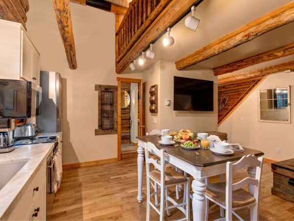 Beautiful Handcrafted Four Bedroom Cabin in Jackson Hole with Great Location