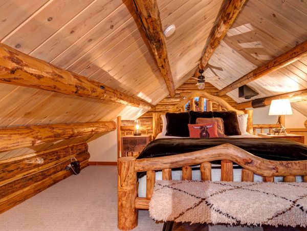 Beautiful Handcrafted Four Bedroom Cabin in Jackson Hole with Great Location