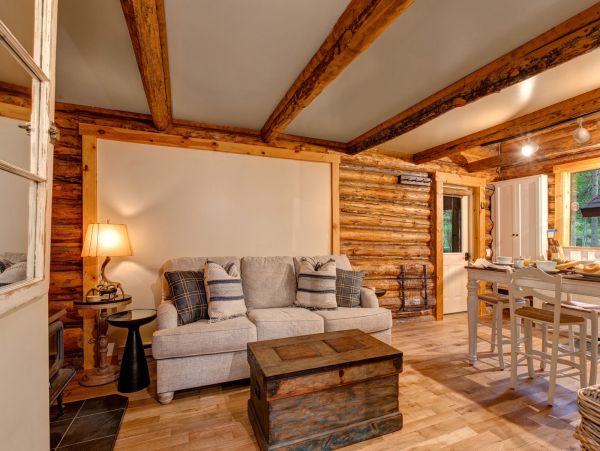 Beautiful Handcrafted Four Bedroom Cabin in Jackson Hole with Great Location