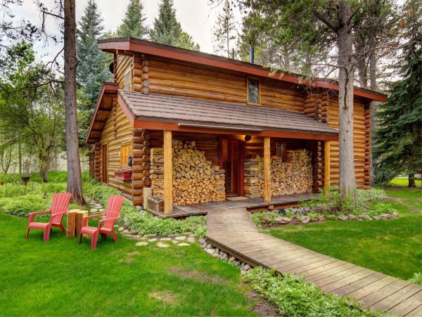 Beautiful Handcrafted Four Bedroom Cabin in Jackson Hole with Great Location