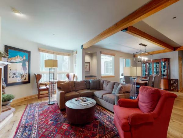 Charming Vacation Home in Arrowhead - Ski In Ski Out
