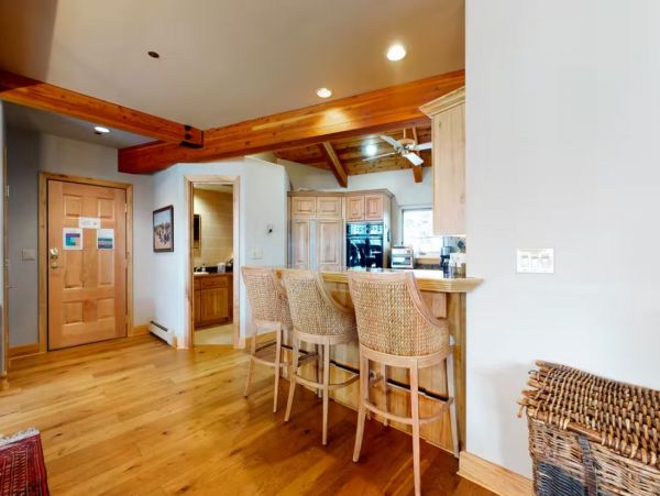 Charming Vacation Home in Arrowhead - Ski In Ski Out
