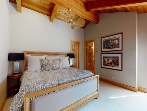 Charming Vacation Home in Arrowhead - Ski In Ski Out