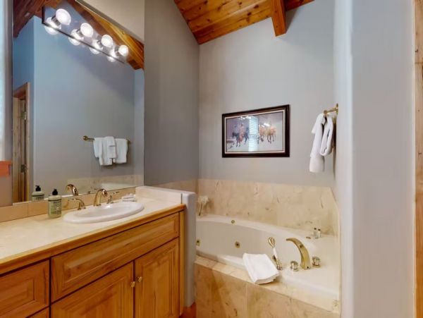 Charming Vacation Home in Arrowhead - Ski In Ski Out