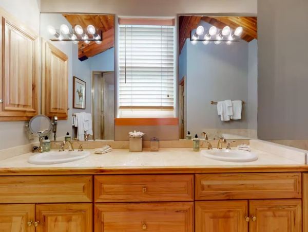 Charming Vacation Home in Arrowhead - Ski In Ski Out