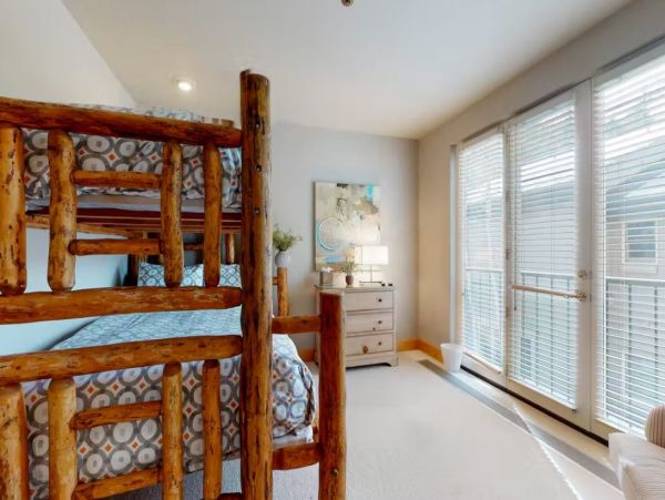 Charming Vacation Home in Arrowhead - Ski In Ski Out