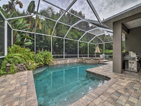 Elegant 3 Bedroom Vacation Home with Caged Pool in Valrico