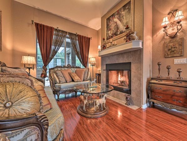 Elegant 3 Bedroom Vacation Home with Caged Pool in Valrico