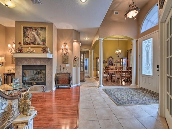Elegant 3 Bedroom Vacation Home with Caged Pool in Valrico