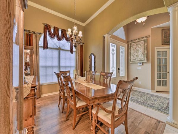 Elegant 3 Bedroom Vacation Home with Caged Pool in Valrico
