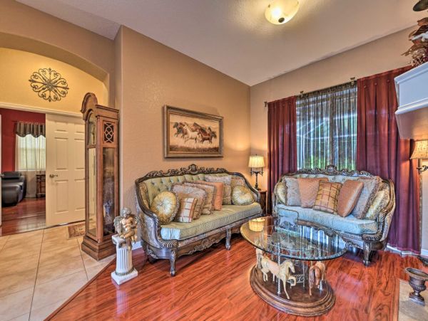Elegant 3 Bedroom Vacation Home with Caged Pool in Valrico