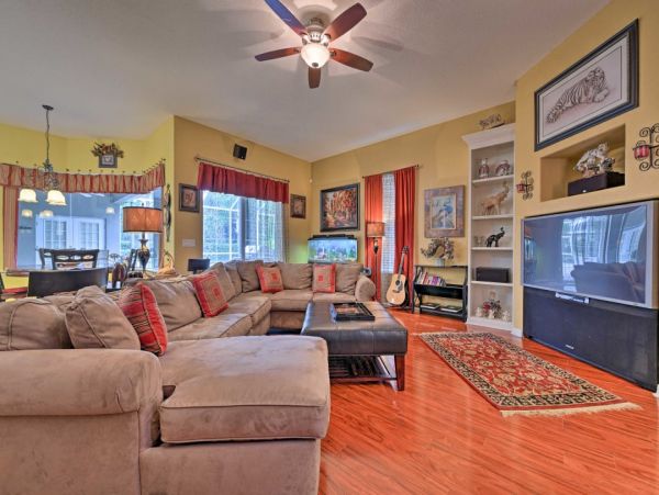 Elegant 3 Bedroom Vacation Home with Caged Pool in Valrico