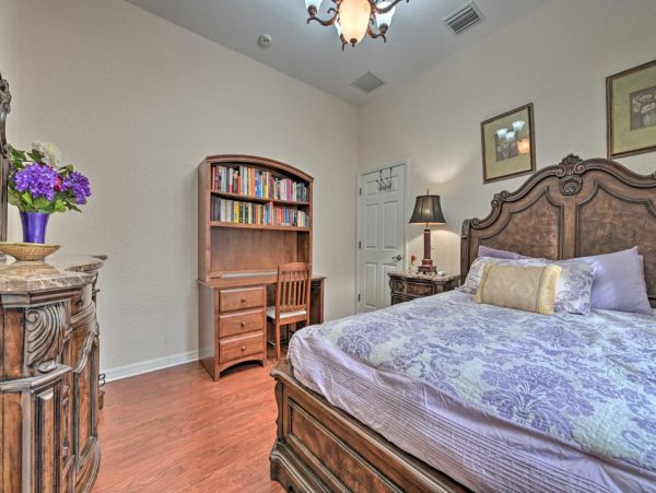 Elegant 3 Bedroom Vacation Home with Caged Pool in Valrico